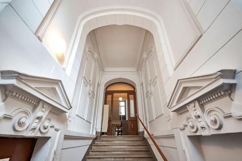 Sanierungsbedürftiger Stilaltbau mit Balkonoption!