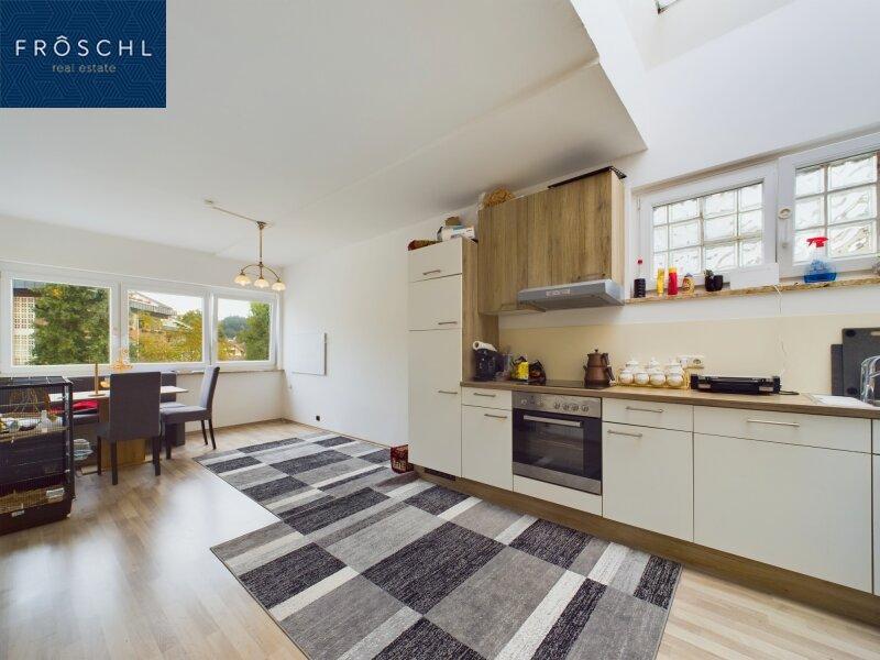 K�che mit Blick zum Essbereich