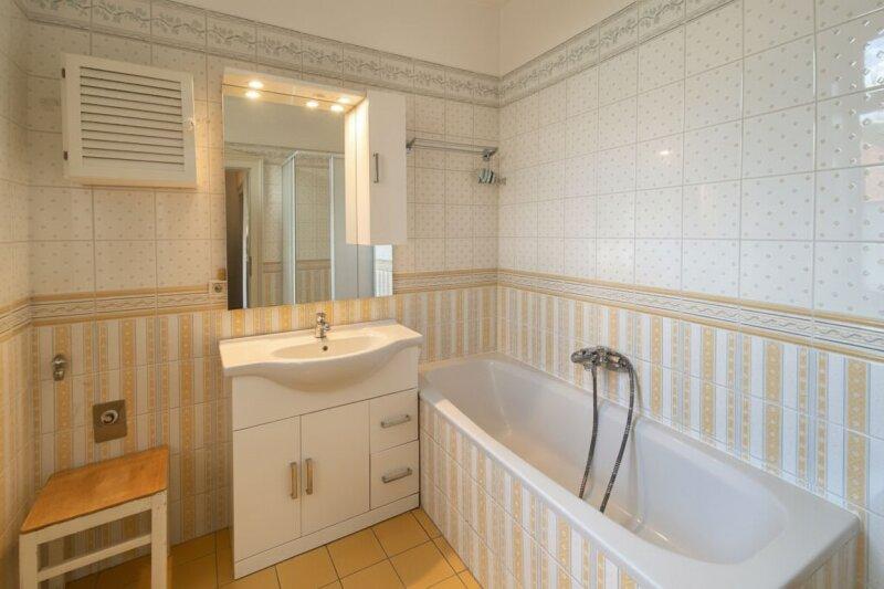 Bad mit Wanne und Dusche