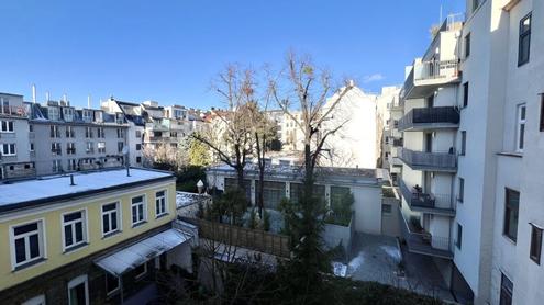 Schöne Altbauwohnung mit tollem Ausblick!