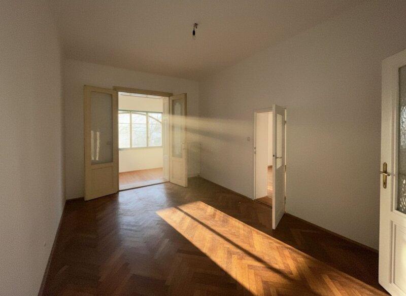 Zimmer 4_Ausgang kleine Loggia