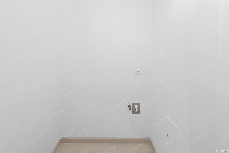 Abstellraum mit Waschmaschinenanschluss