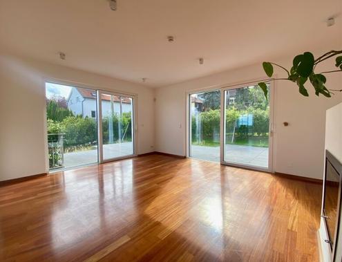 LICHTDURCHFLUTETES FREISTEHENDES HAUS AM HEUBERG MIT GARTEN UND FERNBLICK