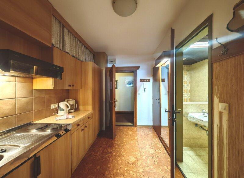 Vorzimmer mit WC, Bad und K�chenzeile