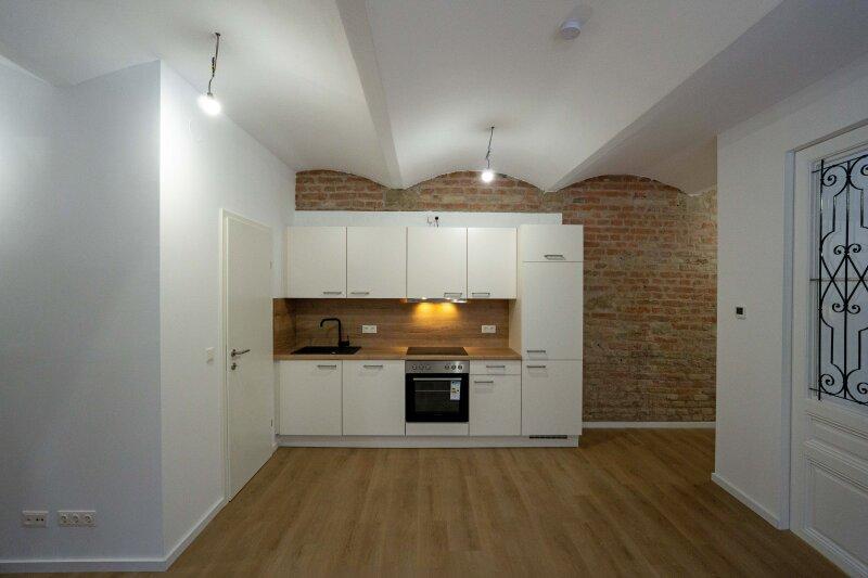 K�che mit neuen Einbauger�ten, Abstellraum links