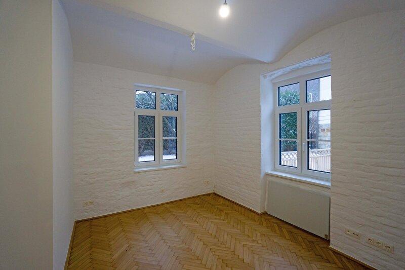 Wohnzimmer mit Fischgr�tparkett und Elektro-Radiator