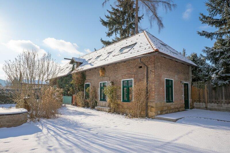 S�dostseitige Ansicht vom Garten aus