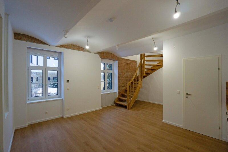 Wohnk�che mit Echtholzstiege ins Dachgescho�