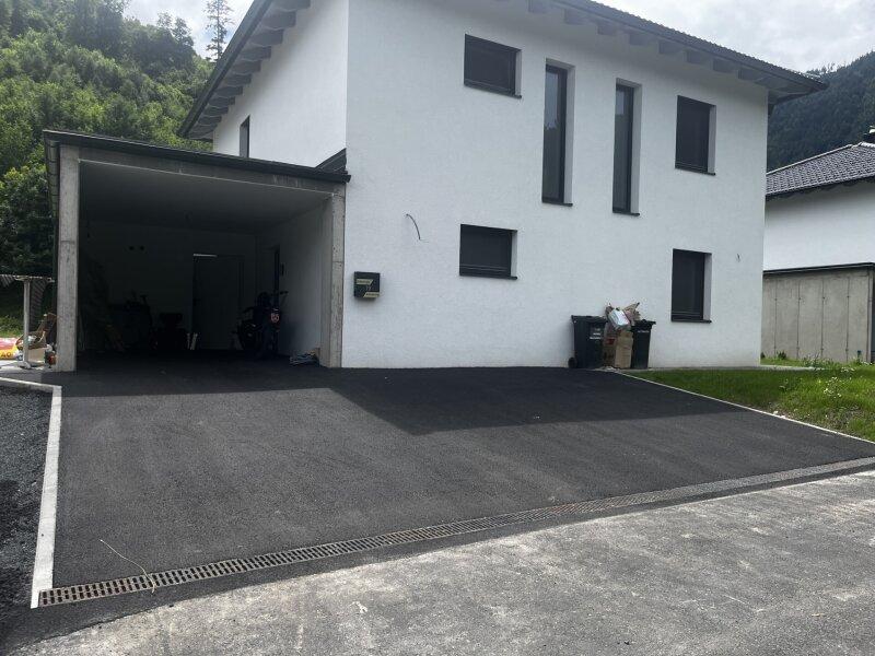 Zufahrt und Carport