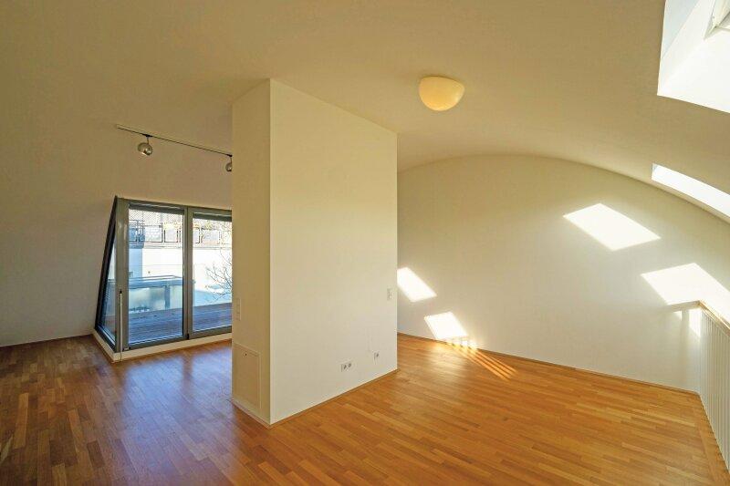 Galerie mit Schlafbereich und Ausgang auf die Terrasse