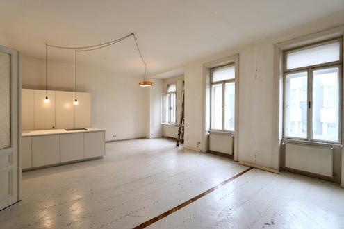N�chst Neubaugasse! S�dwestseitiger 4-Zimmer-Altbau mit Balkon in ruhiger Seitengasse!