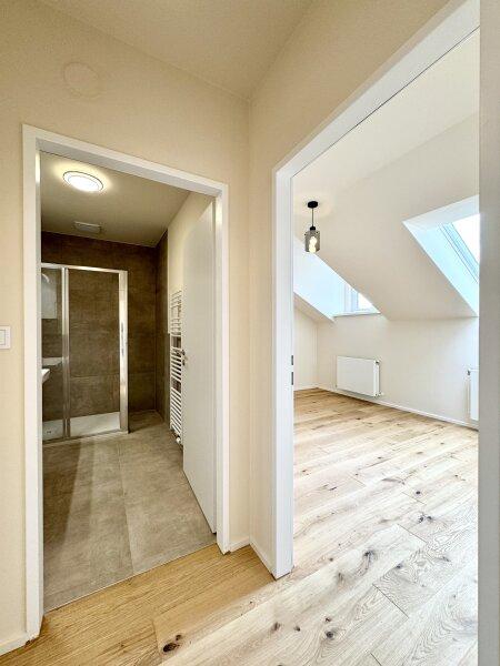 Bad und Schlafzimmer