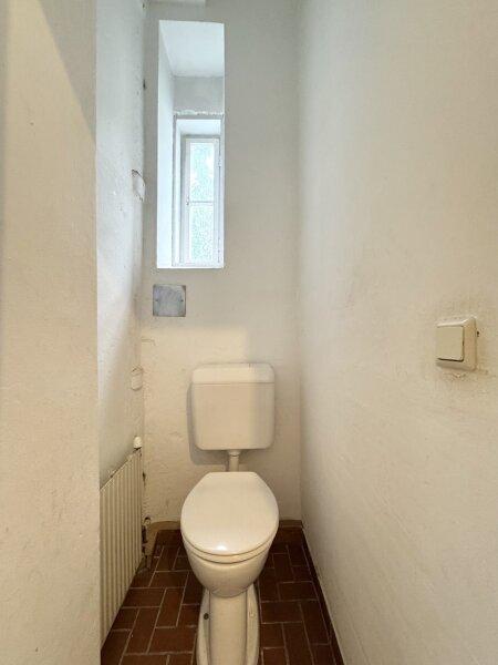 separates WC mit Fenster