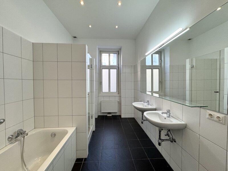 Badezimmer mit Fenster