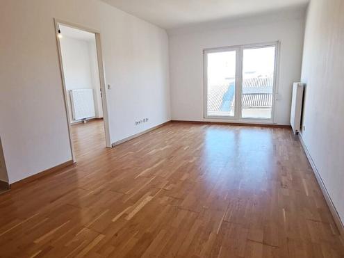 HOLBEINGASSE, unbefristete 68 m2 Altbau, Wohnk�che, 2 Zimmer, WG-geeignet, Komplettk�che, Wannenbad, Parketten, 4. Liftstock