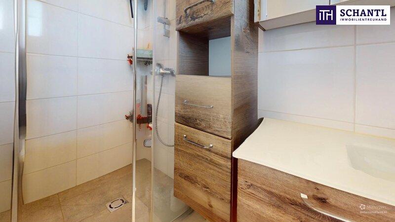 Badezimmer, Dusche und Ablage