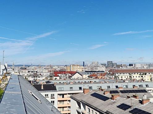 FERNBLICK, TERRASSENHIT, 61 m2 Dachgeschoß mit 48 m2 Terrasse, Wohnküche, 1 Zimmer, Wannenbad, Parketten, Holbeingasse