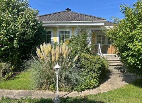 Einfamilienhaus *Luftwärmepumpe, Pool und Garagen* - GROSSES GRUNDSTÜCK