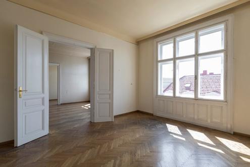 S�dseitiger Altbau mit sch�nem Ausblick! Sanierungsbed�rftige 3,5-Zimmer-Wohnung im 3. Stock