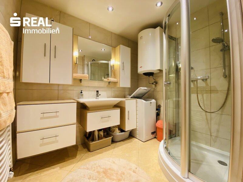 Badezimmer mit Dusche