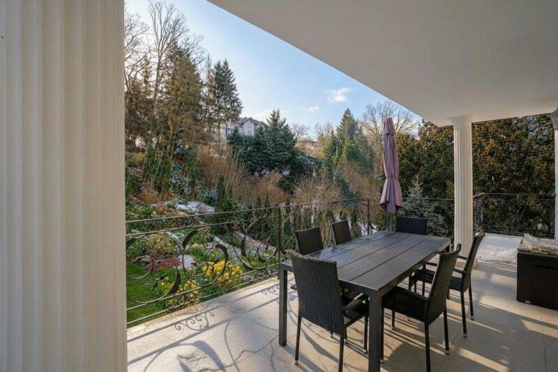 Terrasse (gartenseitig im 1. Stock)