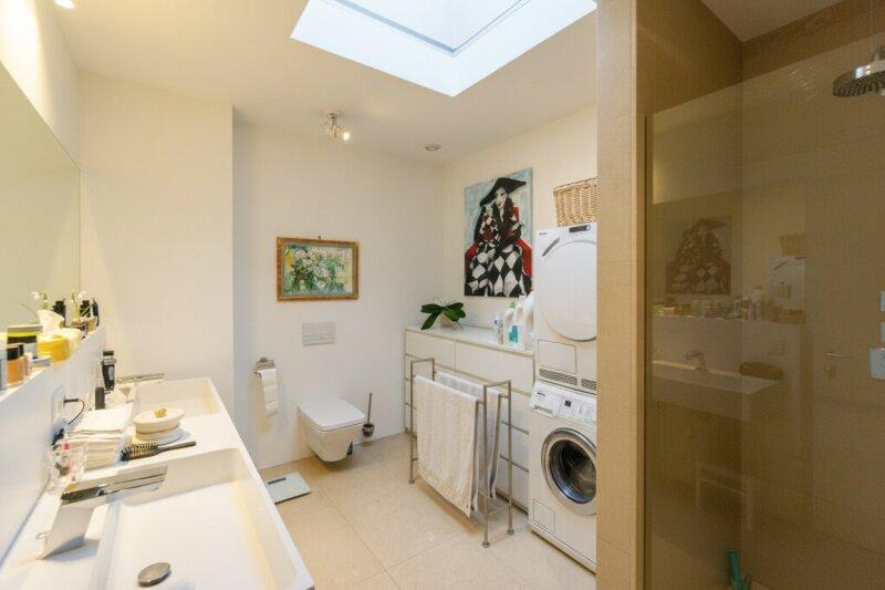 Badezimmer mit Dusche und WC