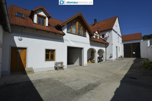 Landhaus mit 2 Wohneinheiten, großem Stadl, Garten sowie vielzähligen Lager und Arbeitsmöglichkeiten in Langenlois