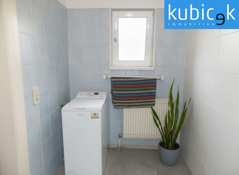 Badezimmer mit Waschmaschine