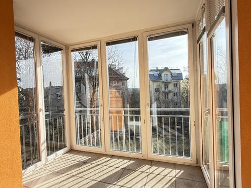 Nahe Schönbrunn: 2-Zimmer-Wohnung mit Balkon und Wintergarten sowie ein opt. Stellplatz!