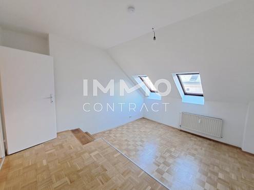 Dachgeschoßwohnung im Altbau: Erstbezug nach Sanierung mit Balkon und Einbauküche!