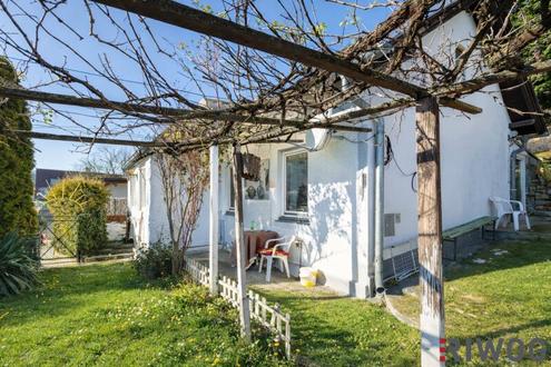 ENTZ�CKENDES KLEINFAMILIENHAUS MIT WEINKELLER / SCH�NER GARTEN MIT TERRASSE, GRILLH�TTE UND SCHUPFEN / VIEL POTENZIAL / RUHIGE SIEDLUNGSLAGE