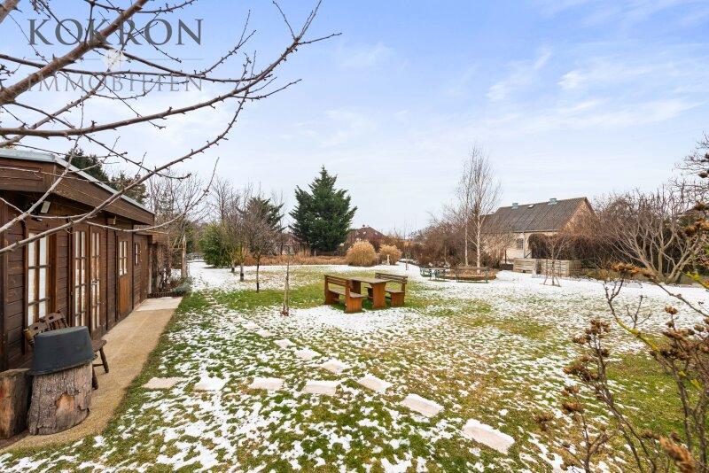 Der park�hnliche Garten mit Gartenh�tte