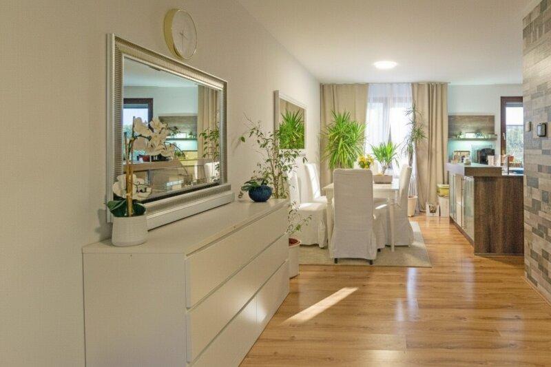 Wohnzimmer Richtung Essbereich und K�che