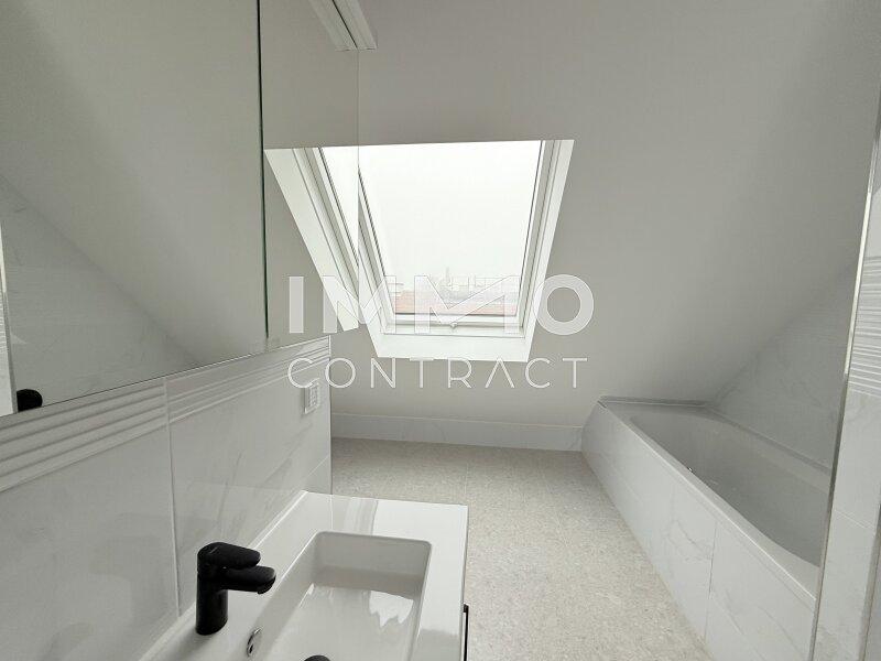 Tageslicht Bad mit Wanne und Dusche