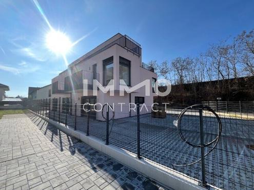 Ein Haus  mit Blick zur Burg Kreuzenstein