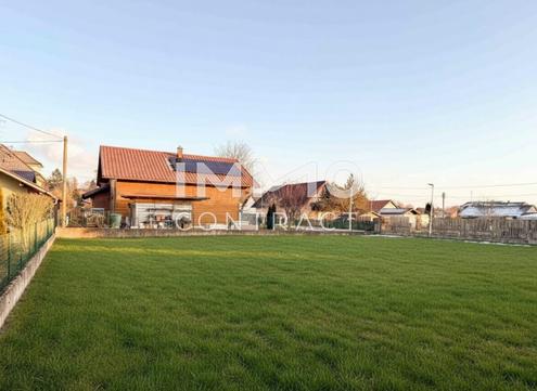 Quadratisches Grundst�ck mit verschiedenen Optionen!