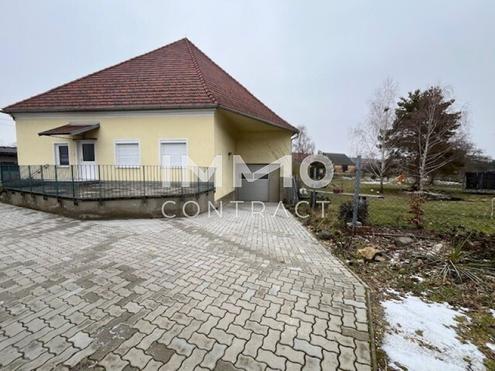 82 m²  helle  3 Zimmerwohnung   mit einen großen Garten  und Garage