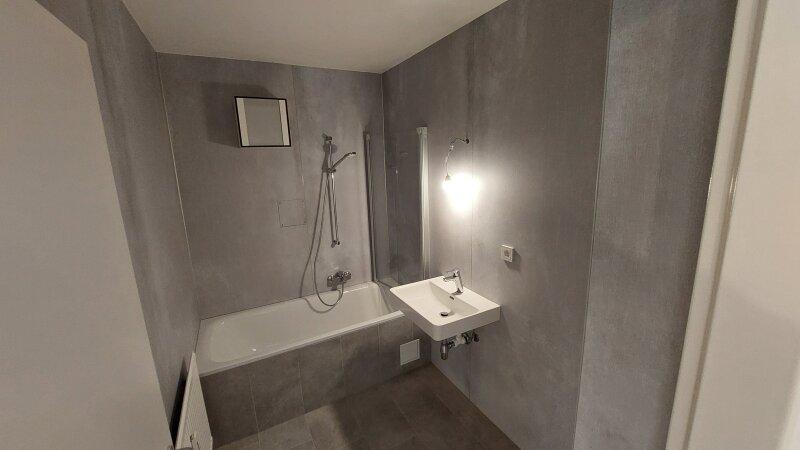 neues Badezimmer mit Badewanne