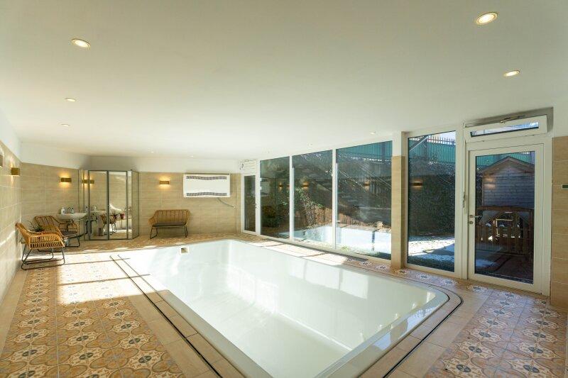 Indoorpool mit Gegenstrom- und Entfeuchtungsanlage