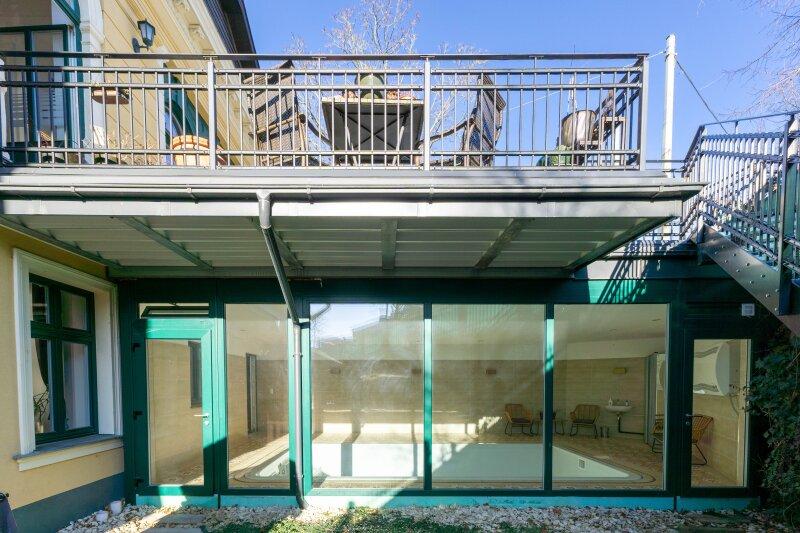 Poolbereich mit Ausg�ngen in den Garten