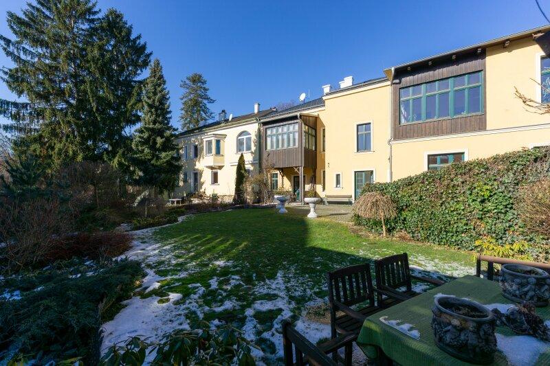 Villenansicht mit Garten