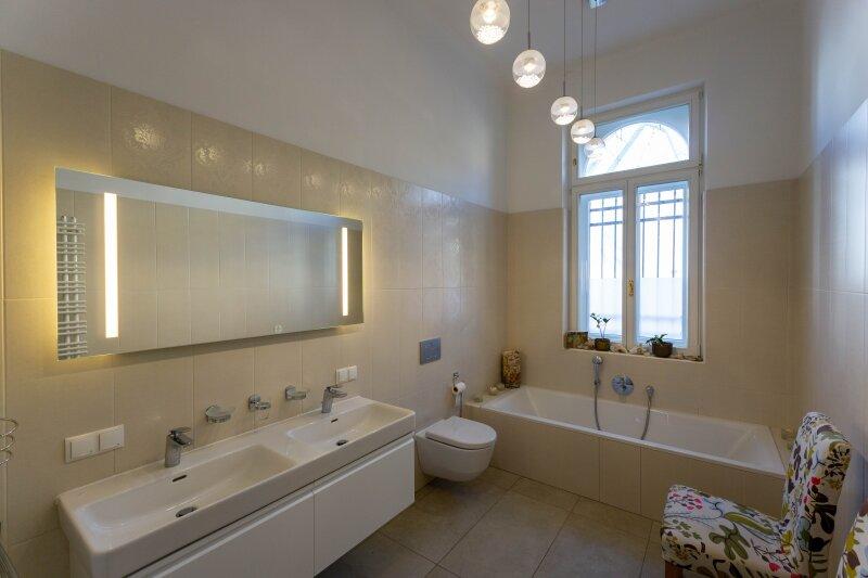 Badezimmer mit Dusche und Wanne Top 3