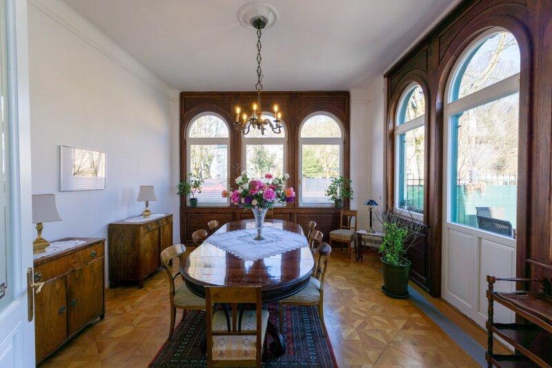 Esszimmer mit Wandvert�felungen Top 3