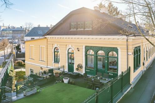 Ein Anwesen - viele Möglichkeiten: Sanierte Jahrhundertwendevilla mit Indoorpool für luxuriöses Wohnen und Arbeiten