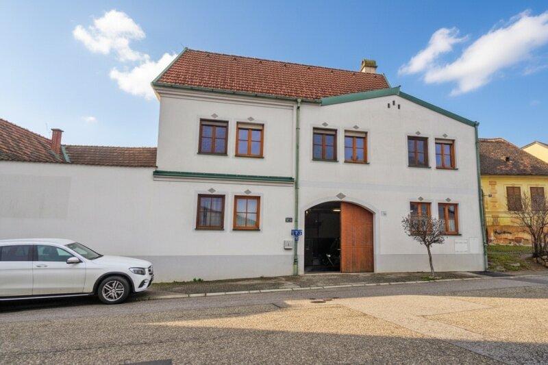 Hausansicht mit Eingangstor