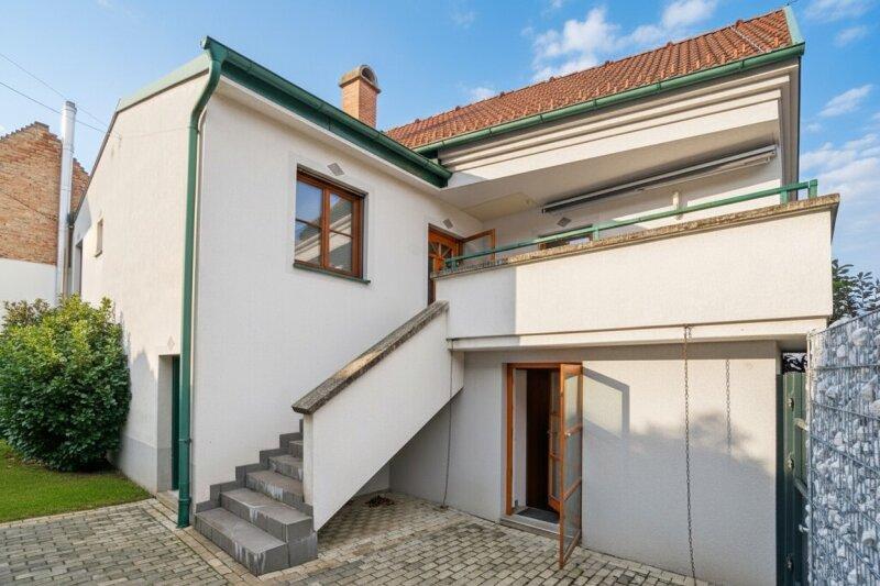 Hausansicht SW mit Eingang separate Wohneinheit (WE) und Sti