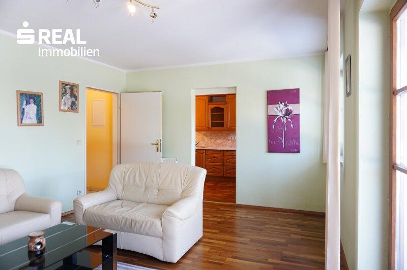 Wohnzimmer mit Zugang zur Wohnk�che