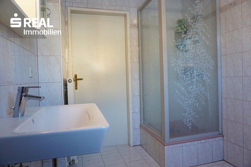 Badezimmer mit Wanne und Dusche