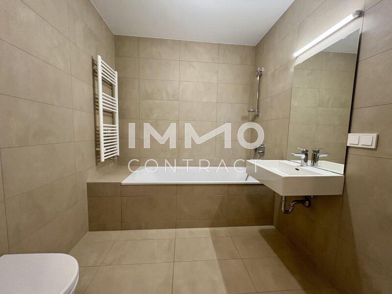 Badezimmer mit Badewanne und WC