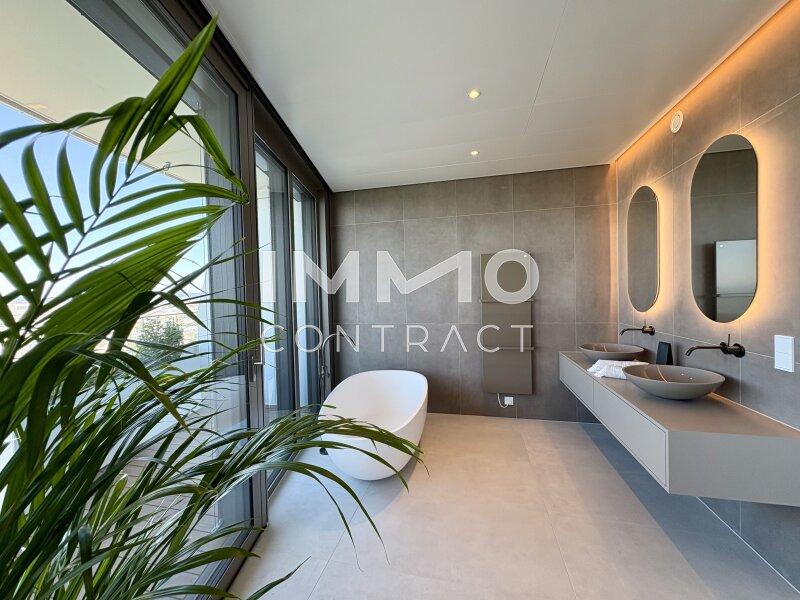 Badezimmer mit Badewanne und Dusche